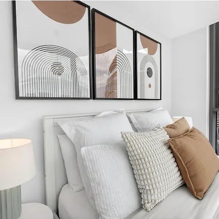 Portside Luxe Retreat 2br Free Parking & Pool Apartment *