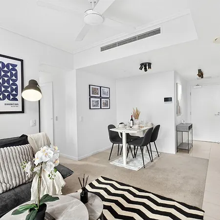 Portside Luxe Retreat 2br Free Parking & Pool *