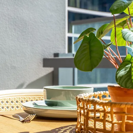 Queens Wharf Charm W/ Balcony Views - Lv 15 -