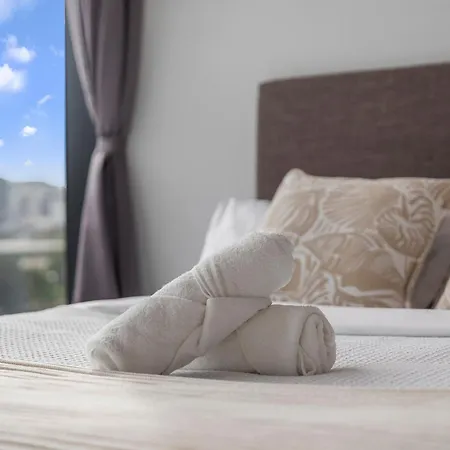 One Sky - Sleep 6 - Pools Cinema Sauna Gym Free Parking Apartment *