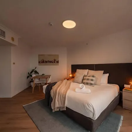 Apartment Modern Cbd W/ Balcony Views | Pool & Gym
