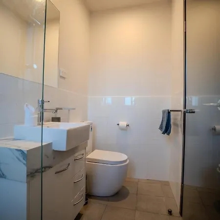 Sleeps 8 Near Uq 10 Mins Cbd Dual Living Apartment Brisbane