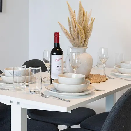 Portside Luxe Retreat 2br Free Parking & Pool Apartment