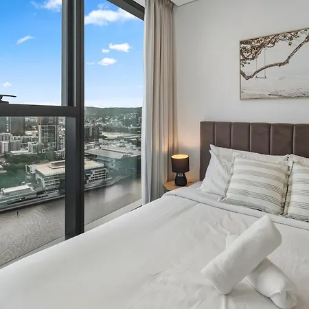 Apartment 2b2b High Floor With Riverview & Parking *