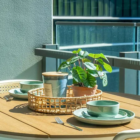 Queens Wharf Charm W/ Balcony Views - Lv 15 - *
