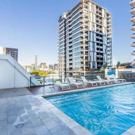 Apartment Spacious 3br Near Stadium W Views, Pool And Car Park