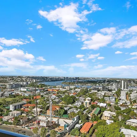 Windward - Inner-city Skyline With Pool Access Brisbane