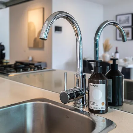 Portside Luxe Retreat 2br Free Parking & Pool Apartment Brisbane