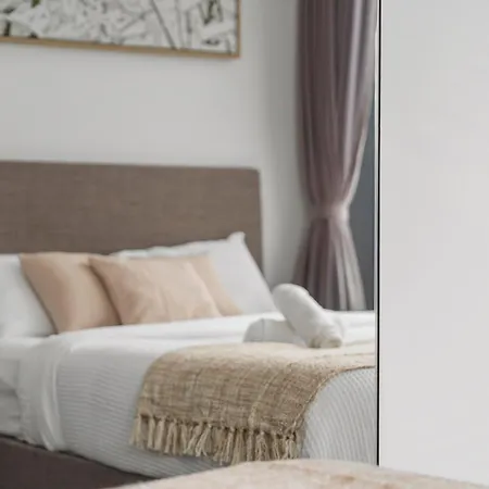 Apartment One Sky - Sleep 6 - Pools Cinema Sauna Gym Free Parking
