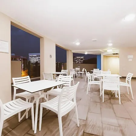 Modern Cbd W/ Balcony Views | Pool & Gym *