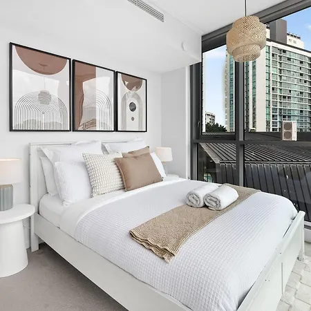 Portside Luxe Retreat 2br Free Parking & Pool Apartment