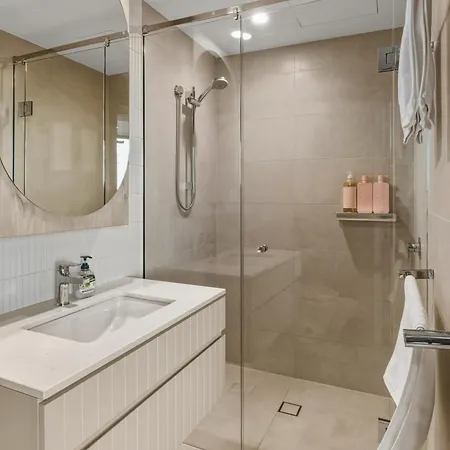 2b2b High Floor With Riverview & Parking *