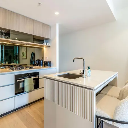 Queens Wharf Charm W/ Balcony Views - Lv 15 - Apartment