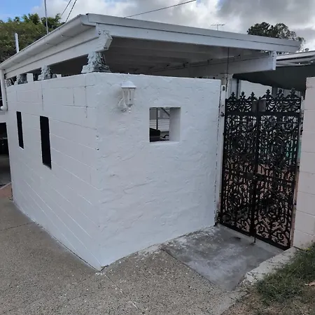Peaceful, Pool, Lowtox, B'fast Included, Yoga Yard Apartment Brisbane