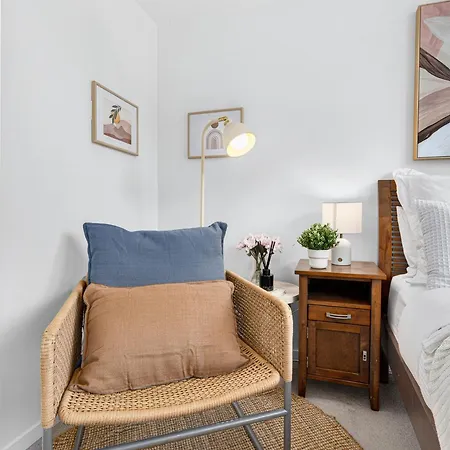 Portside Luxe Retreat 2br Free Parking & Pool *