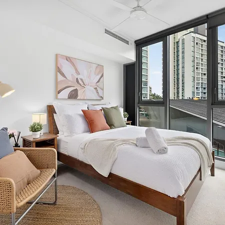 Portside Luxe Retreat 2br Free Parking & Pool Apartment