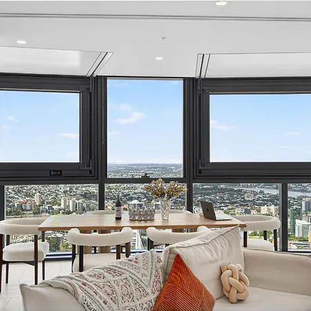 3 Bedroom Luxury In The Sky Apartment *