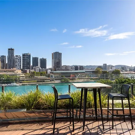 Apartment One Sky - Sleep 6 - Pools Cinema Sauna Gym Free Parking *