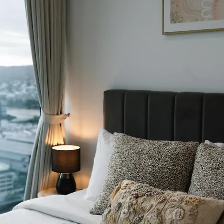 2b2b High Floor With Riverview & Parking