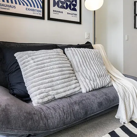 Portside Luxe Retreat 2br Free Parking & Pool Apartment *