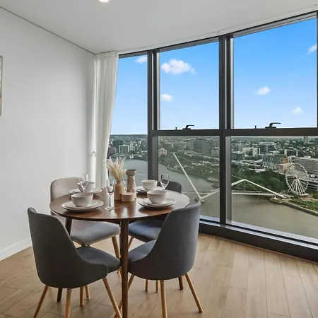 2b2b High Floor With Riverview & Parking *
