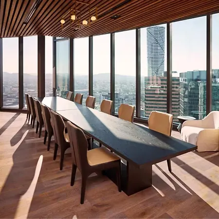 Apartment One Sky - Sleep 6 - Pools Cinema Sauna Gym Free Parking *