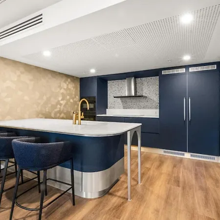 Landmark Queens Wharf 1br Wit Pool Gym And View Apartment