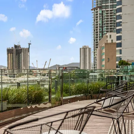 One Sky - Sleep 6 - Pools Cinema Sauna Gym Free Parking Apartment Brisbane