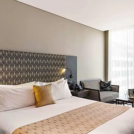 Pullman Airport 5*