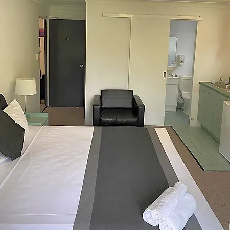 Chermside Court Motel 4*