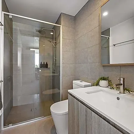 Apartment 3br Family - King Beds, Parking & Views *