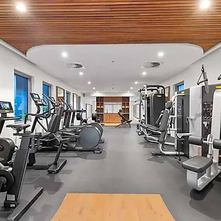 Apartment 3br Family - King Beds, Parking & Views *