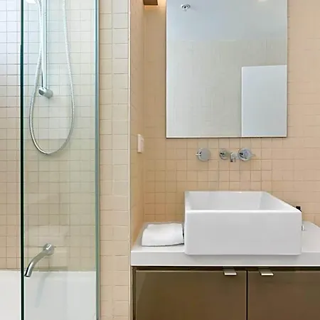 Quattro On Astor Aparthotel 4*