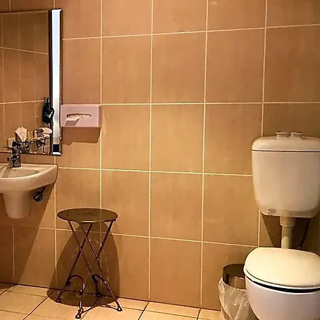 Shangri-la Gardens Motel 4*