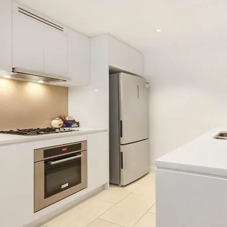 Luxury 1 Bedroom Retreat In With Pool And Gym *