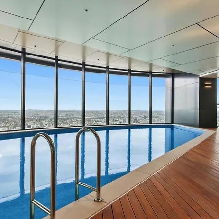 Luxury 1 Bedroom Retreat In With Pool And Gym Apartment *