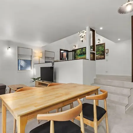 Kozyguru | Spring Hill | Cosy 1 Bed1bath Holiday home *