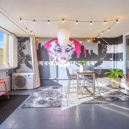 Apartment Retro Chic Vibes, Tropical Pool & Prime Location