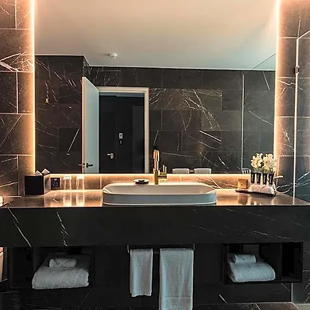 Eatons Hill Hotel 4*