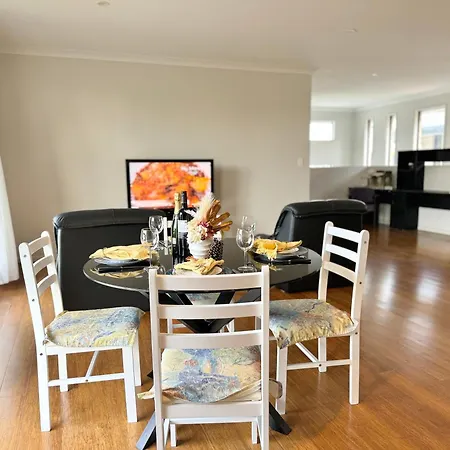 16b Peaceful Ensuite In Coopers Plains Guest house
