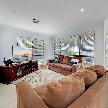 Spacious Family & Dog-Friendly Home On The Water Brisbane
