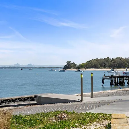 Spacious Family & Dog-Friendly Home On The Water
