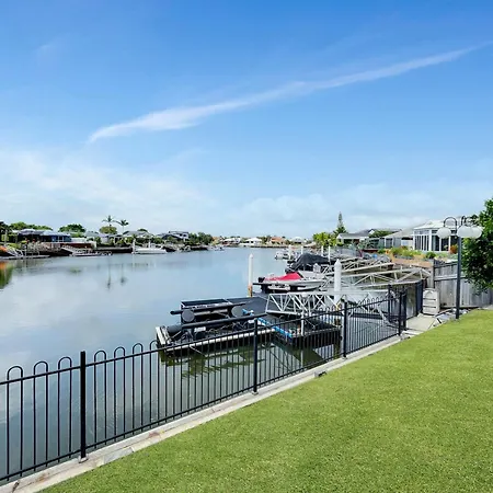 Spacious Family & Dog-Friendly Home On The Water Holiday home