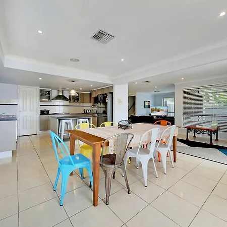 Spacious Family & Dog-Friendly Home On The Water