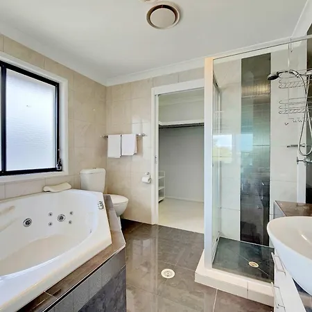 Spacious Family & Dog-Friendly Home On The Water Holiday home *