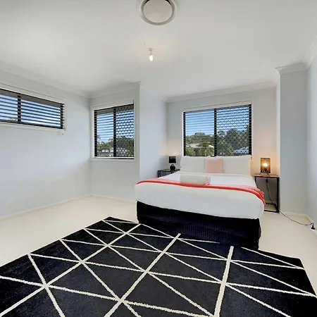 Spacious Family & Dog-Friendly Home On The Water Brisbane
