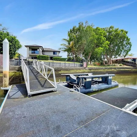 Spacious Family & Dog-Friendly Home On The Water Brisbane