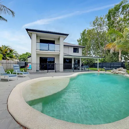 Spacious Family & Dog-Friendly Home On The Water