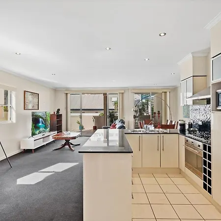 Stylish Escape Free Parking For 2 Walk To Cbd Apartment Brisbane