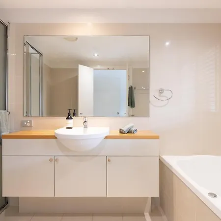 Stylish Escape Free Parking For 2 Walk To Cbd Apartment